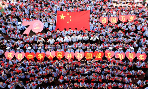 棗莊市中交警與小學(xué)生開展“歌唱祖國祝福祖國”活動(dòng)