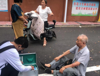 “扶”出社會正能量！棗莊市中區(qū)文化路街道兩名干部向受傷老人伸援手